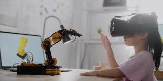 女孩在VR眼镜上控制机器人手臂，在高中上机器人课