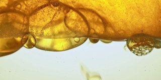 燃料，金黄色的油在实验室的玻璃容器中冒泡。副本的空间。