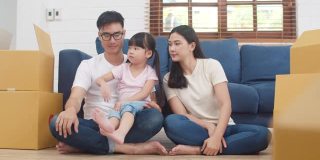 快乐的亚洲年轻家庭业主买了新房。