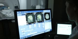 核磁共振，CT，医生看着监视器