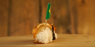 寿司配上鱼、米饭、海藻和巴西小旗放在上面，在一个木制的转盘上旋转。