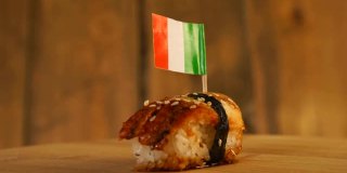 寿司配上鱼、米饭、海藻和爱尔兰小旗放在上面，在一个木制的转盘上旋转。