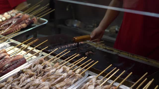 特写慢动作拍摄的许多东方街头食品在一条步行街。去中国旅游的概念。异国情调的食品的概念