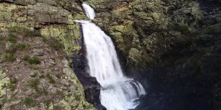 野生山涧形成瀑布和漂亮的急流。岩石山脉中的瀑布