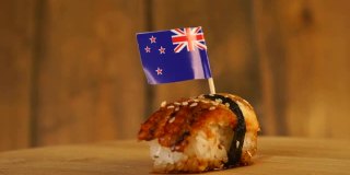 寿司配上鱼、米饭、海藻和新西兰小旗，在木制的转盘上旋转。
