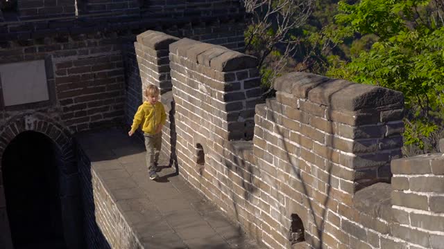 斯坦尼康镜头拍摄了一个小男孩走上中国长城的楼梯