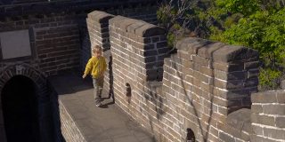 斯坦尼康镜头拍摄了一个小男孩走上中国长城的楼梯