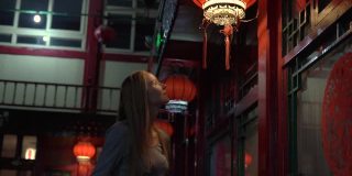一个快乐的女游客在中国度假的慢镜头。去中国旅游的概念。72小时免签过境，144小时在中国
