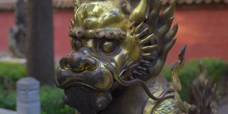 青铜龙位于紫禁城的内部，紫禁城是中国古代皇帝的宫殿