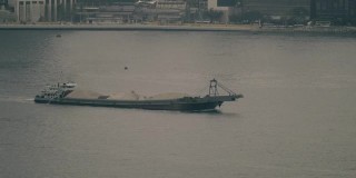 穿越维多利亚港-香港九龙的砂运驳船