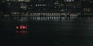 红帆船月水在夜晚穿过九龙湾