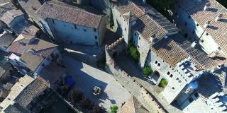 Collalto Sabino鸟瞰图，风景如画的中世纪村庄附近的Rieti，在意大利。