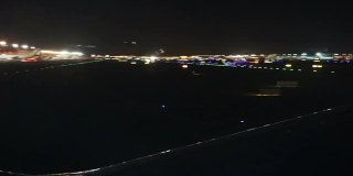 从飞机上看晚上的机场