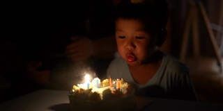 拿着生日蛋糕的亚洲小孩。庆祝和快乐的概念