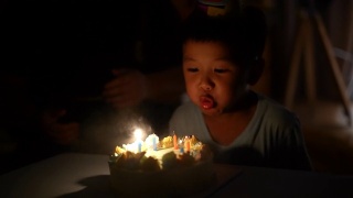 拿着生日蛋糕的亚洲小孩。庆祝和快乐的概念视频素材模板下载