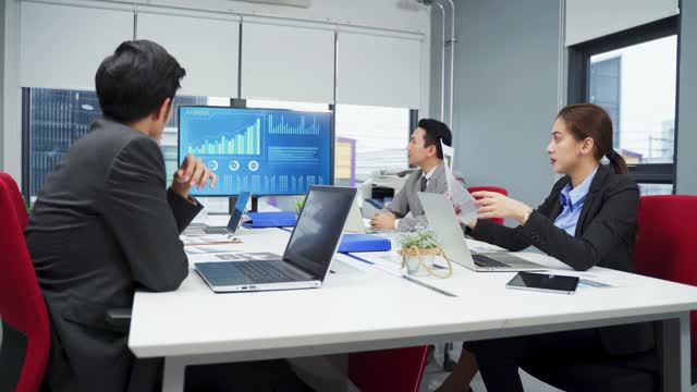 年轻的商人们在办公室里举行了一场关于机器人技术的讨论会议。人们有沟通头脑风暴和工作项目作为团队合作。公司的现代同事。