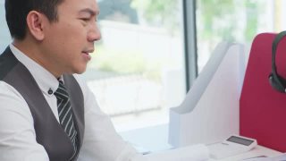 在办公室生病综合症，亚洲商人在电脑上工作有头痛，感到压力和生病的工作。商人对分配给他的工作感到灰心丧气。视频素材模板下载