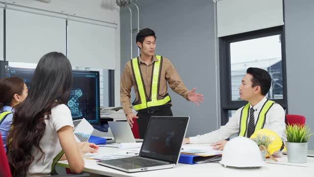 年轻的商人们在办公室里举行了一场关于机器人技术的讨论会议。人们有沟通头脑风暴和工作项目作为团队合作。公司的现代同事。