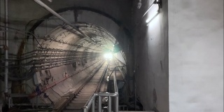 火车从地铁隧道驶来