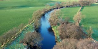 这是苏格兰西南部乡村一条小河的无人机鸟瞰图