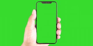 男士手持绿色屏幕的黑色智能手机，触摸或按下显示，男士使用绿色背景的色度键触摸手机。