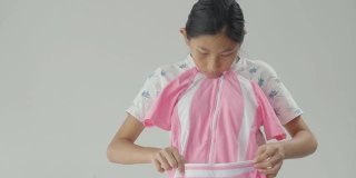 快乐亚洲女孩收到粉色泳衣从网上购物，生活理念。
