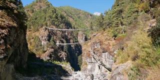 在通往尼泊尔纳姆切巴扎的喜马拉雅山上，喜马拉雅山上布满岩石的Dudhkoshi河谷上，可以看到著名的希拉里吊桥。