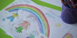 童年，艺术，教育，创意概念-学前儿童小男孩聪明的创意天才2-4岁用彩色铅笔画画家庭的春天夏天，彩虹在家里室内