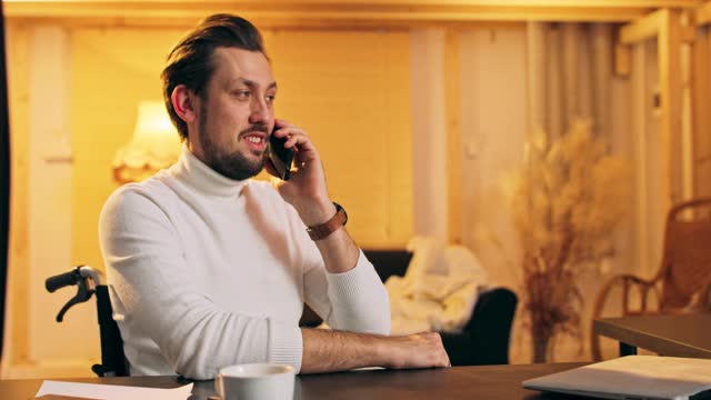 肖像帅哥在室内打电话。商人在家里用智能手机聊天。快乐的人打电话。办公室员工在阁楼里打电话