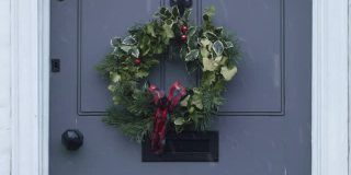 冬青和槲寄生圣诞花环在传统的英国门