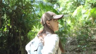 旅行者亚洲女人徒步在森林里视频素材模板下载