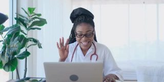 非裔美国女医生在新冠肺炎大流行期间通过笔记本电脑与患者或其他人进行在线会议咨询