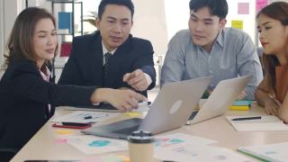 亚洲商务经理与员工开会讨论项目，在现代化的办公室分享想法，在会议室与同事头脑风暴，商务人员一起工作。视频素材模板下载