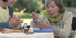 老年妇女从事针工艺品职业治疗老年痴呆症
