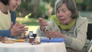 老年妇女从事针工艺品职业治疗老年痴呆症视频素材模板下载