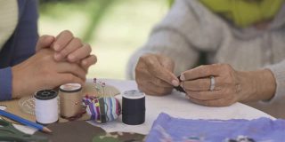 老年妇女从事针工艺品职业治疗老年痴呆症