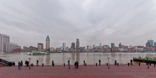 美丽的上海城市景观，浑浊的天空背景，黄浦江上的货船，游客拍照，4k镜头，延时视频，b卷拍摄。
