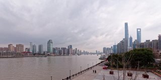 美丽的上海城市景观，浑浊的天空背景，货船在黄浦江上航行，4k镜头，延时视频，b卷拍摄。