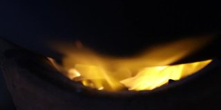 4K动作木炭炉与火的咒语。