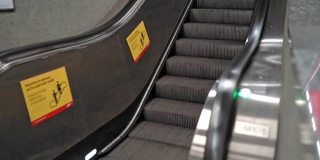 地铁车站内的自动扶梯及楼梯。查找通往地下和地铁出口的空电动扶梯和楼梯的录像。