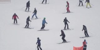 保加利亚班斯科新滑雪季开幕时的滑雪表演。
