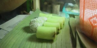 印尼传统小吃叫“Putu Cake”或“Kue Putu”在芭蕉叶上
