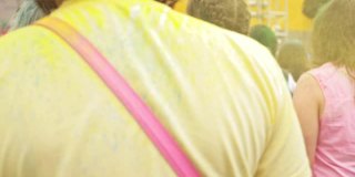 夏日里，一名年轻快乐的男子在胡里节的白天里，一头散着粉的长发正在拍摄视频自拍。