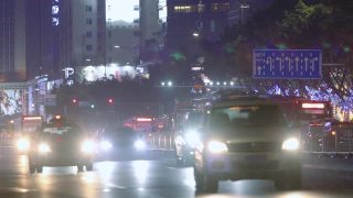 汽车在雨中行驶，车灯在画面中闪烁。大城市夜间的交通视频素材模板下载