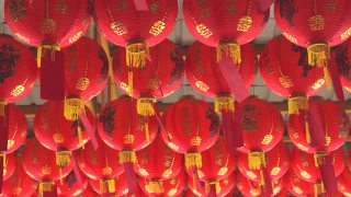 中国新年的灯笼与祝福文字意味着幸福健康和财富在中国寺庙与4K分辨率。视频素材模板下载