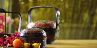 中国古代篮子与人造花和春节装饰金元宝