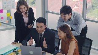 快乐成功的亚洲商业团队庆祝击掌。在办公室庆祝公司团结成功的一群企业。视频素材模板下载