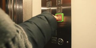 按电梯按钮指骨手指。主动保护感染