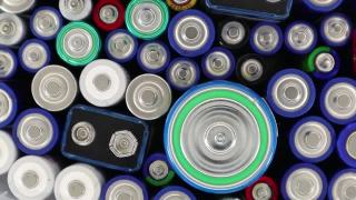 特写使用碱性电池的不同类型和等级。许多用过的电池可以转动。电池对地球自然的有害影响和处置视频素材模板下载