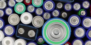 特写使用碱性电池的不同类型和等级。许多用过的电池可以转动。电池对地球自然的有害影响和处置